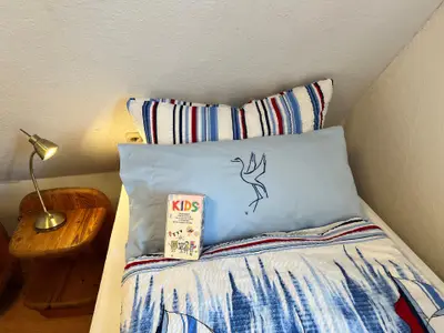Schlafbereich. 2 Einzelbetten im Kinderzimmer