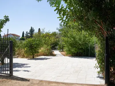 Direkte Umgebung des Objekts. Garten - Einfahrt und Parkplatz
