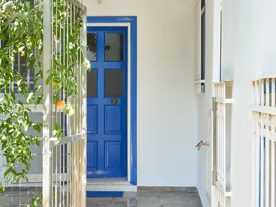 Direkte Umgebung des Objekts. Terasse und Wohnungstür, Blick vom Vorgarten