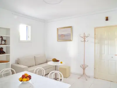 Wohnbereich. Wohnzimmer mit der Wohnungstür ins Treppenhaus
