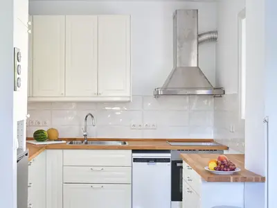 Kochbereich. Küche (rechts ein Fenster)