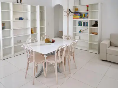 Wohnbereich. Wohnzimmer, hinten Durchgang in den Flur