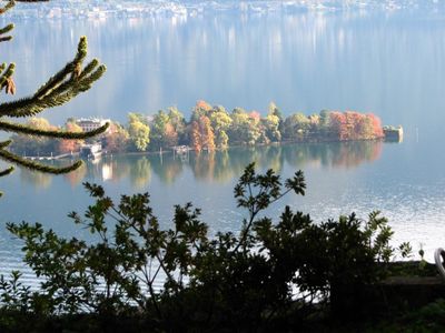 Blick auf die Brissagoinsel im Herbst vom Rasenplatz aus