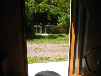 Eingangstüre Aussicht in Garten & Vorplatz