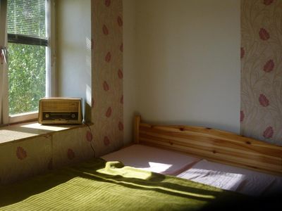 Schlafzimmer mit Blick auf Birke und Berge