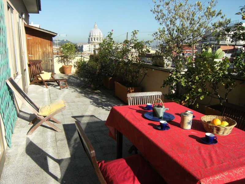 Terrasse. Panoramaterrasse mit Blick auf Kuppel des Petersdoms