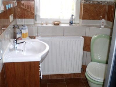 Bad mit Waschbecken und Schrank,Spiegel