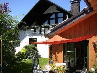 Haus Sonnenhügel mit Loggia im Sommer