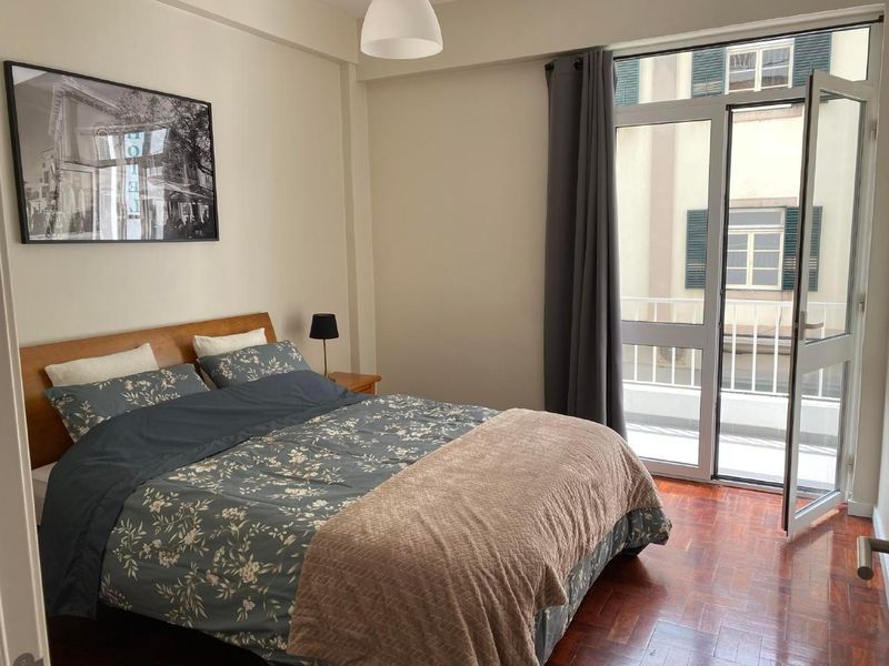 Schlafzimmer mit Queensize Bett, Einbauschrank und Süd-Balkon