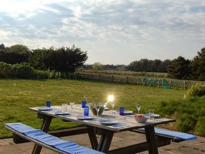 Terrassentisch zu der Ferienwohnung Diiwholt in Süddorf auf Amrum