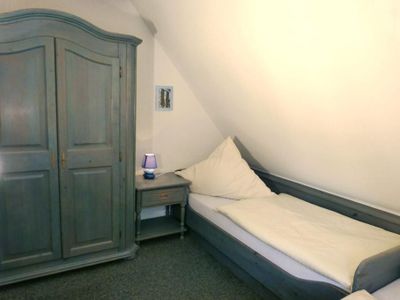 Schlafzimmer mit zwei Einzelbetten in der Ferienwohnung Eerdglüper in Süddorf auf Amrum