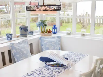 Wohnzimmer mit Gartenblick in der Ferienwohnun Brombelbei in Süddorf auf Amrum