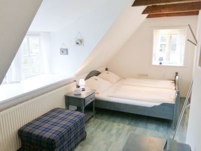 Schlafzimmer mit Doppelbett in der Ferienwohnung Goodshenk in Süddorf auf Amrum