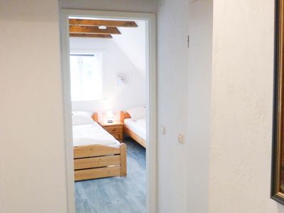 Blick in ein Schlafzimmer mit zwei Einzelbetten in der Ferienwohnung Goodshenk in Süddorf auf Amrum