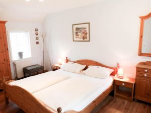 Doppelbettschlafzimmer in der Ferienwohnung Hopelfask in Süddorf auf Amrum