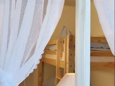 Blick in das Schlafzimmer der Ferienwohnung Fiiwfut in Süddorf auf Amrum