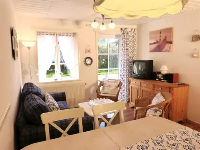 Essplatz und Wohnzimmer in der Ferienwohnung Fiiwfut in Süddorf auf Amrum