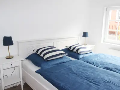 Schlafzimmer 1 in der Ferienwohnung Frisia 3 in Norddorf auf Amrum