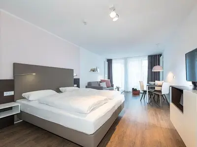 Wohn-Schlafbereich mit Doppelbett