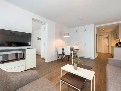 Wohn-Essbereich mit Flatscreen-TV