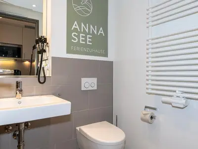 Badezimmer mit WC, Waschtisch und Spiegel