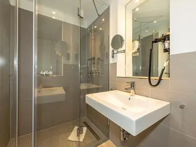 Badezimmer mit Dusche