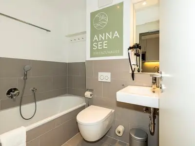 Badezimmer mit Badewanne, Waschtisch und WC