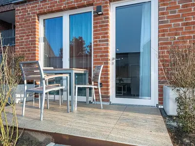 Terrasse mit Tisch und Sitzgelegenheit