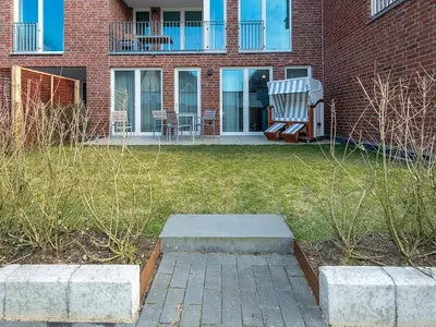Terrasse mit Garten und Sitzgelegenheiten