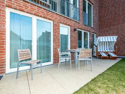 Terrasse mit Strandkorb und Sitzgelegenheit