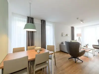 Wohn-Essbereich mit Esstisch, Sitzgelegenheit und Küchenzeile