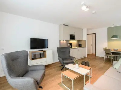 Wohn-Essbereich mit Flatscreen-TV