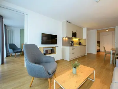 Wohn-Essbereich mit TV und Küchenzeile
