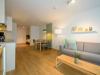 Wohn-Essbereich mit Couch, Esstisch und Sitzgelegenheit