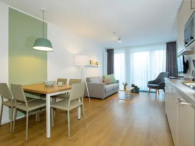 Wohn-Essbereich mit Couch, Esstisch und Sitzgelegenheit