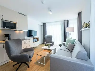 Wohn-Essbereich mit TV und Küchenzeile