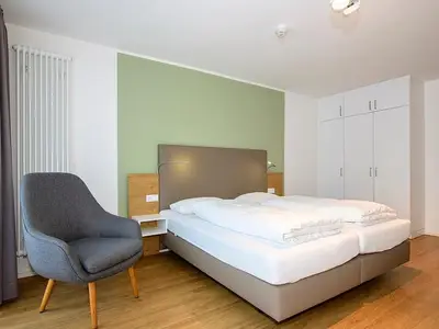 Schlafzimmer mit Doppelbett und Kleiderschrank