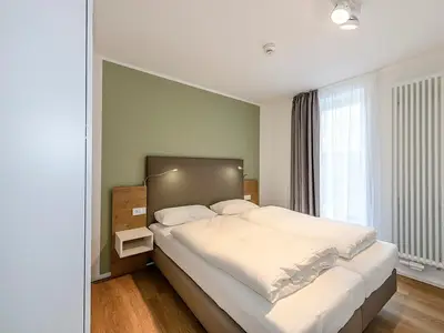 Schlafzimmer mit Doppelbett