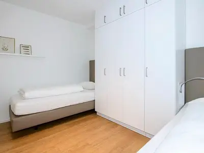 Schlafzimmer mit Einzelbetten und Kleiderschrank