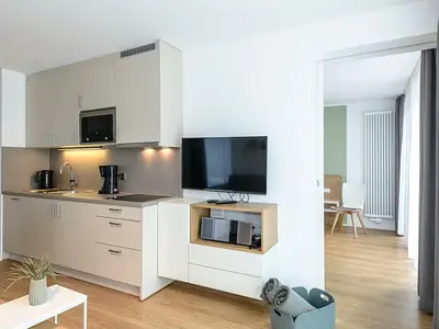 Wohn-Essbereich mit Küchenzeile und TV