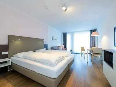 Wohn-Schlafbereich mit Doppelbett