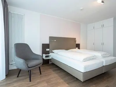 Schlafzimmer mit Doppelbett und Kleiderschrank