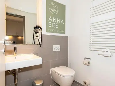 Badezimmer mit WC, Waschtisch und Spiegel