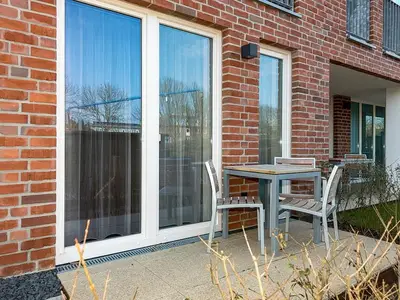 Terrasse mit Tisch und Sitzgelegenheit