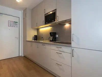 Küchenzeile mit Mikrowelle