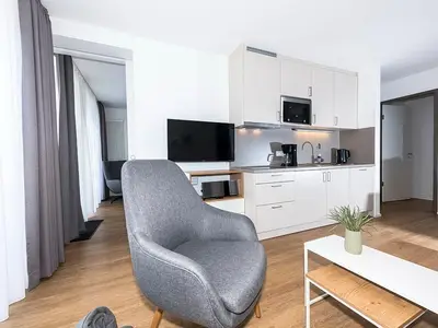 Wohn-Essbereich mit Küchenzeile und  TV