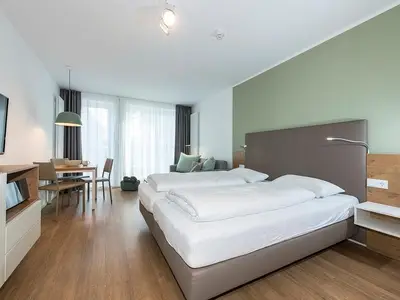 Wohn-Schlafbereich mit Doppelbett