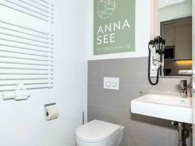 Badezimmer mit WC, Waschtisch und Spiegel