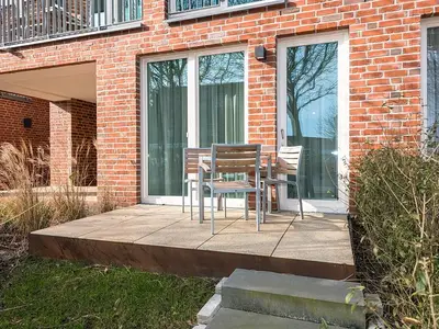 Terrasse mit Tisch und Sitzgelegenheiten
