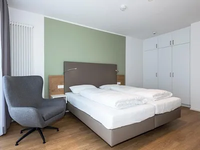 Schlafzimmer mit Doppelbett und Kleiderschrank